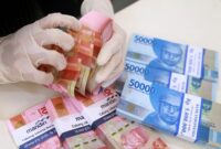 Kebutuhan uang kartal Turun. Teller bank menghitung uang rupiah di Bank Mandiri cabang Jakarta Bursa di Jakarta, Kamis (30/4/2020). Pada 2019 lalu kebutuhan uang kartal untuk periode Ramadan dan Idul Fitri mencapai Rp 192 triliun, sementara pada tahun ini diproyeksikan hanya mencapai Rp158 triliun atau turun 17,70% (yoy). BeritaSatu Photo/Mohammad Defrizal