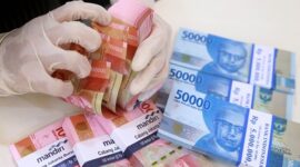 Kebutuhan uang kartal Turun. Teller bank menghitung uang rupiah di Bank Mandiri cabang Jakarta Bursa di Jakarta, Kamis (30/4/2020). Pada 2019 lalu kebutuhan uang kartal untuk periode Ramadan dan Idul Fitri mencapai Rp 192 triliun, sementara pada tahun ini diproyeksikan hanya mencapai Rp158 triliun atau turun 17,70% (yoy). BeritaSatu Photo/Mohammad Defrizal