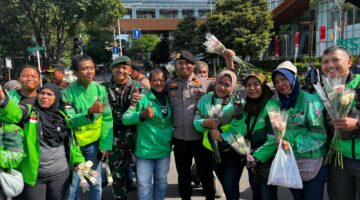 Ditsamapta Korsabhara Baharkam Polri dan TNI, Bersinergis dengan Pengemudi Ojek Online dalam Aksi Damai “Tebar Sejuta Mawar Kebaikan