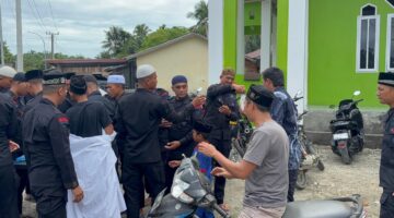 “Dekat dengan Rakyat, AKP Jaya Putra Ajak Brimob Aceh Berbagi di Jumat Berkah”