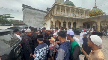 “AKP Jaya Putra dan Brimob Aceh: Jus Buah Jadi Jembatan Cinta di Hari Jum’at”