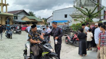 “Peduli dan Humanis, Brimob Aceh Tebar Kebaikan di Masjid As-Silmi”