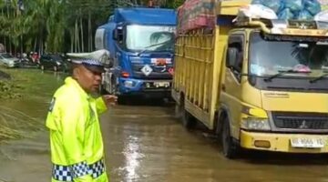 “Semalaman Terjebak Banjir, Pengemudi Dibantu Polisi — Jalan Teuku Umar Kini Bisa Dilewati”