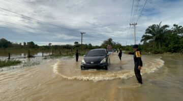 Brimob Tanggap Bencana: AKP Jaya Putra Turun Langsung Bantu Evakuasi di Tengah Banjir