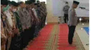 Momen Haru Masjid Raya Sumbar, Kapolda Sumbar Imam Sholat Goib, Polri Untuk Korban Bencana