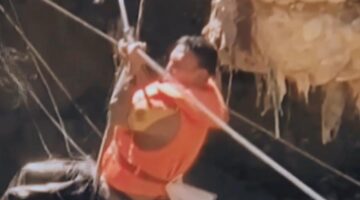 Polri Evakuasi Warga di Arus deras, Meski Nyawa Taruhannya